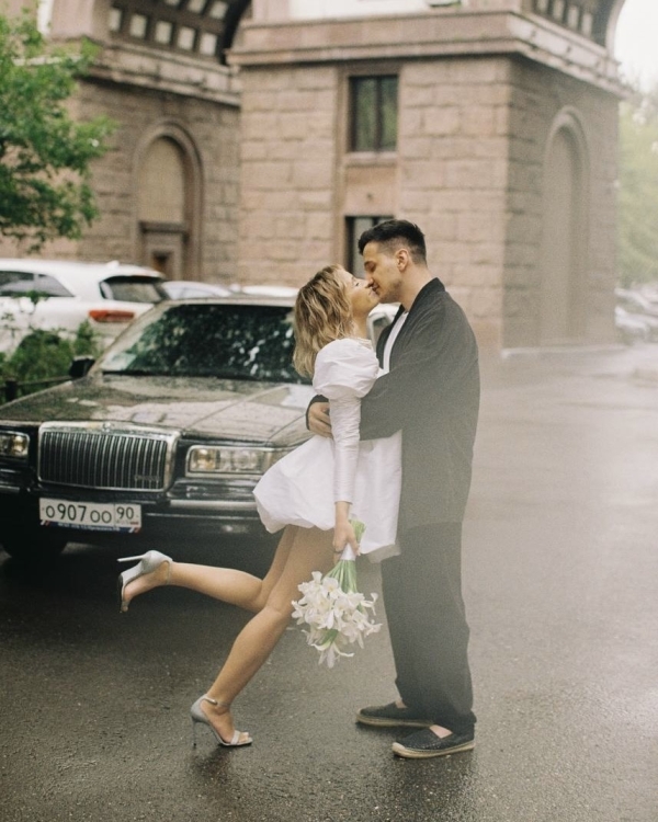 Фотографы одобряют: 7 естественных поз для свадебной