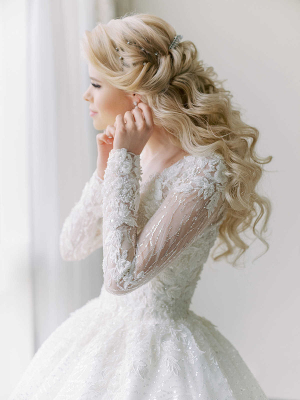 Элегантная свадьба в окружении роз