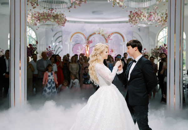 Элегантная свадьба в окружении роз