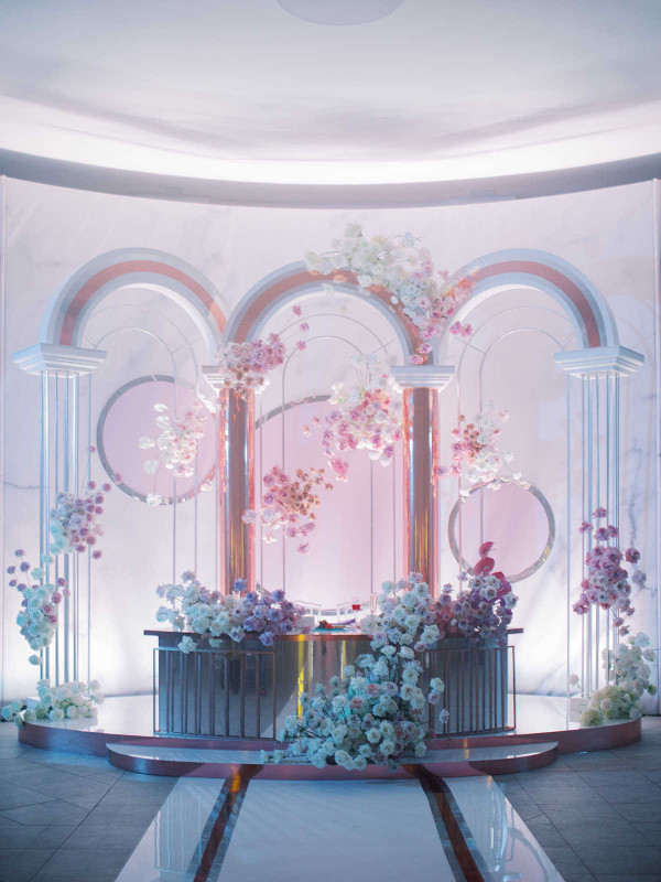 Элегантная свадьба в окружении роз