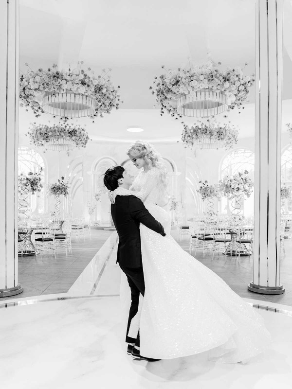 Элегантная свадьба в окружении роз