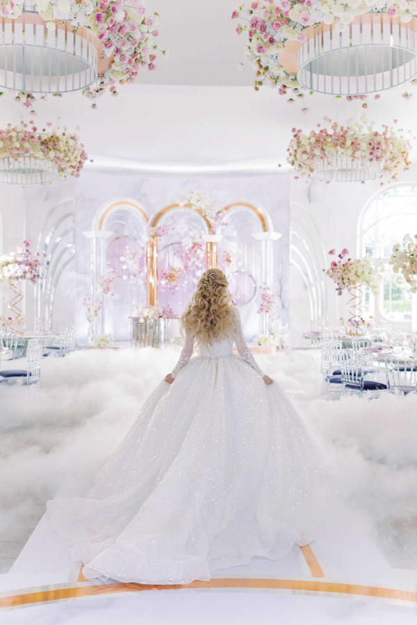 Элегантная свадьба в окружении роз