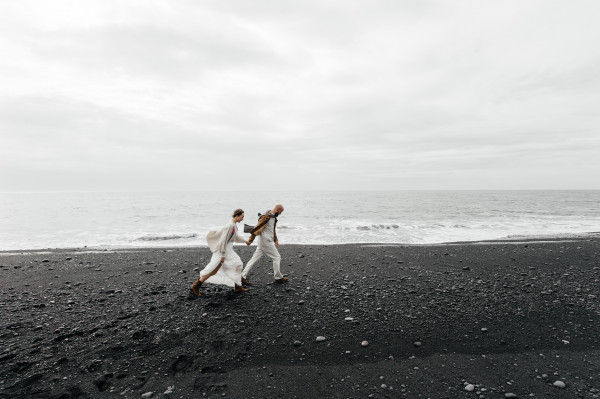 Свадьба на черном пляже в Исландии