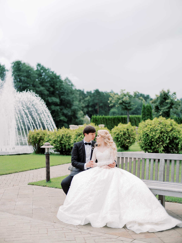 Элегантная свадьба в окружении роз