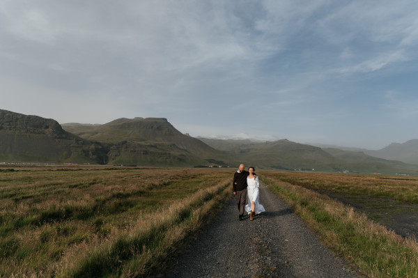 Свадьба на черном пляже в Исландии
