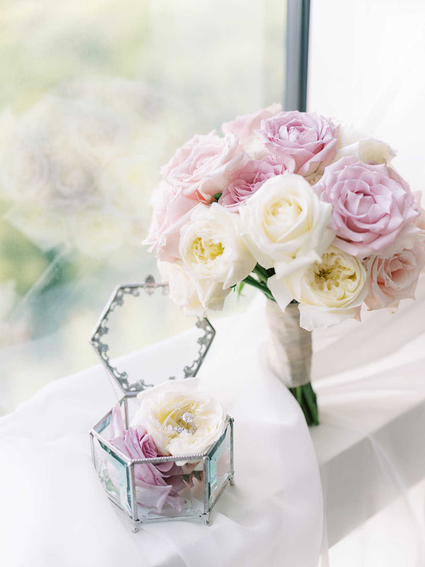 Элегантная свадьба в окружении роз