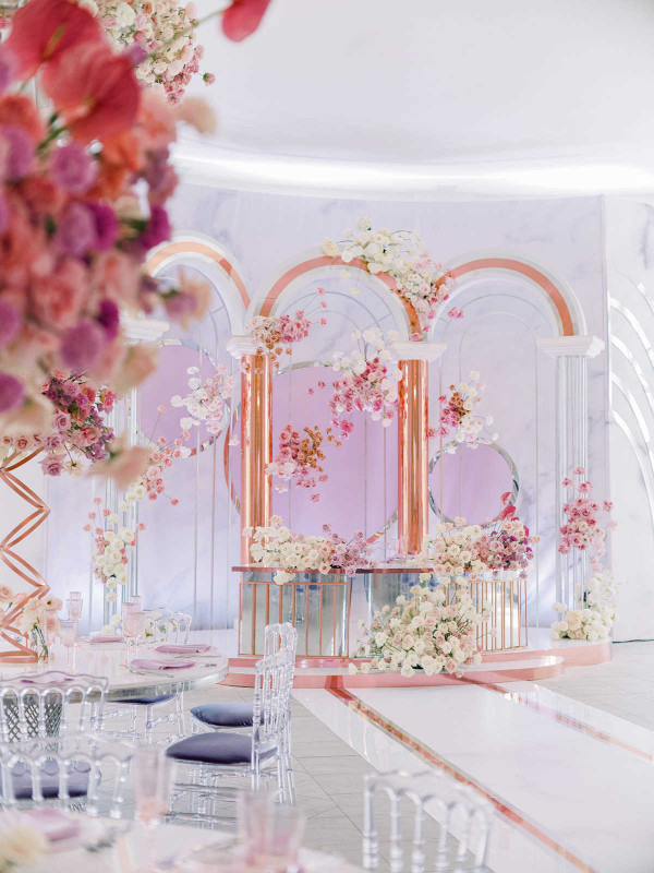 Элегантная свадьба в окружении роз