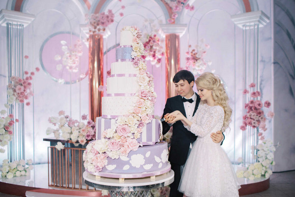 Элегантная свадьба в окружении роз