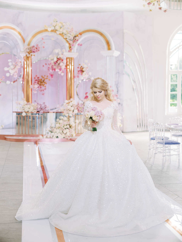 Элегантная свадьба в окружении роз