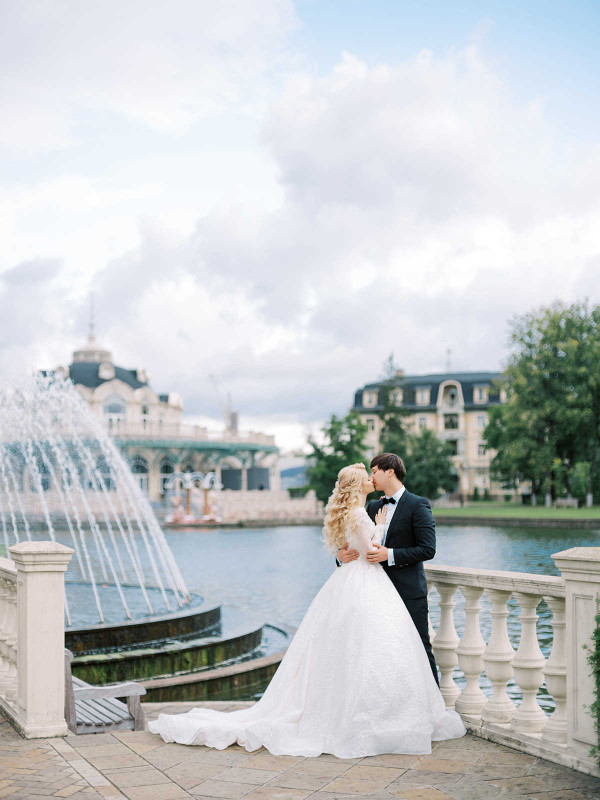 Элегантная свадьба в окружении роз