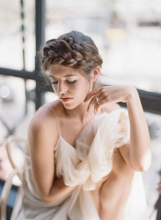 Свадебные укладки с косами для романтичных натур