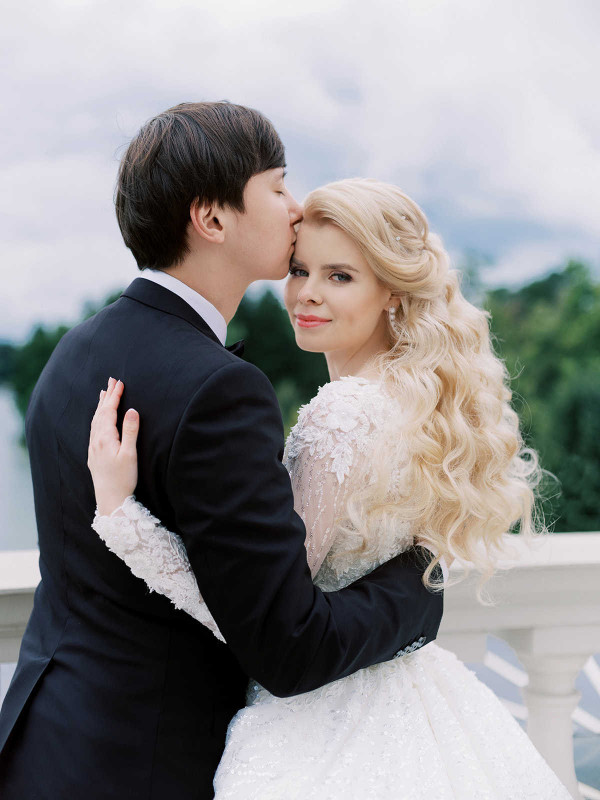 Элегантная свадьба в окружении роз