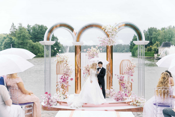 Элегантная свадьба в окружении роз