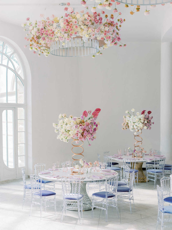 Элегантная свадьба в окружении роз