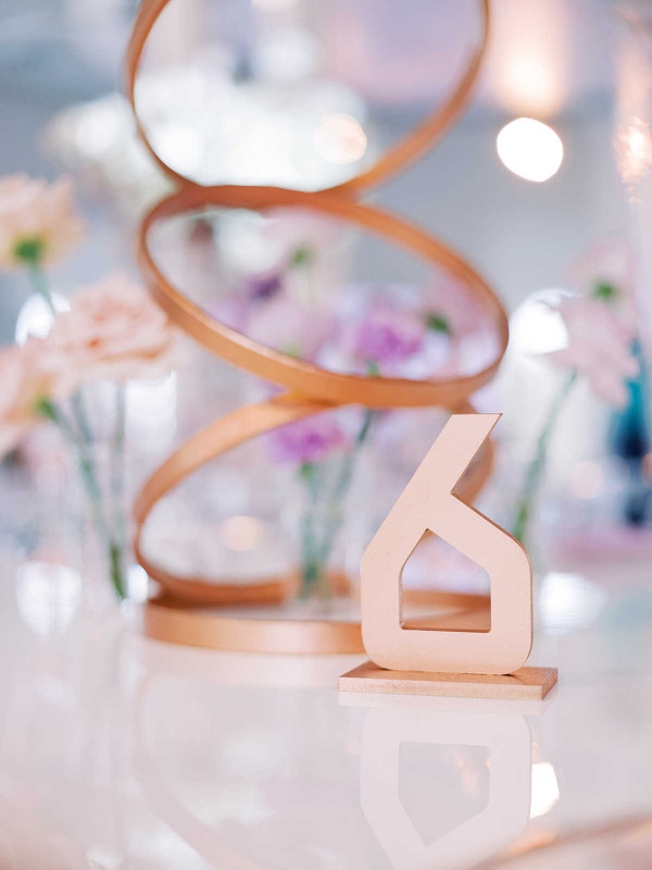 Элегантная свадьба в окружении роз