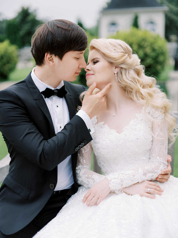 Элегантная свадьба в окружении роз