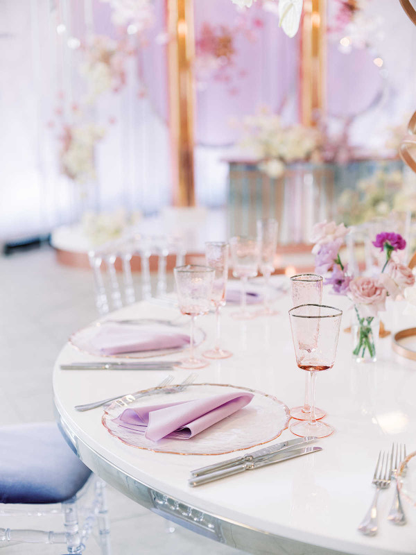 Элегантная свадьба в окружении роз