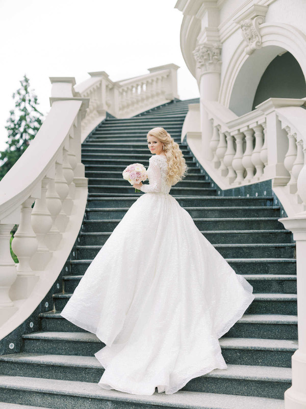 Элегантная свадьба в окружении роз