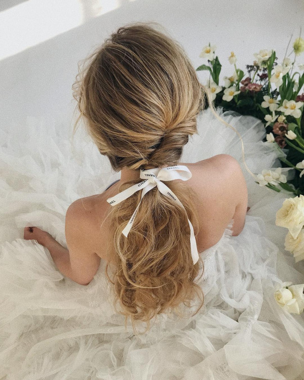 Хвост с бантом — самая трогательная свадебная