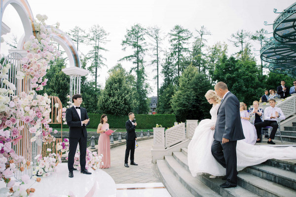 Элегантная свадьба в окружении роз