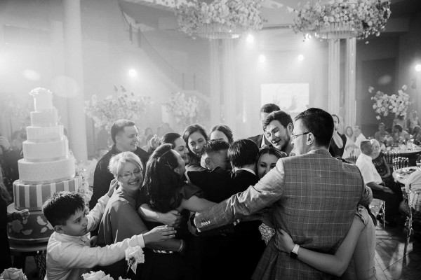 Элегантная свадьба в окружении роз