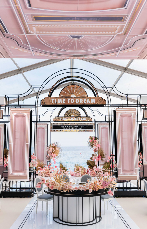 «Казино Рояль»: масштабный проект About You Decor