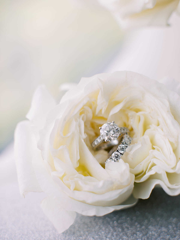 Элегантная свадьба в окружении роз