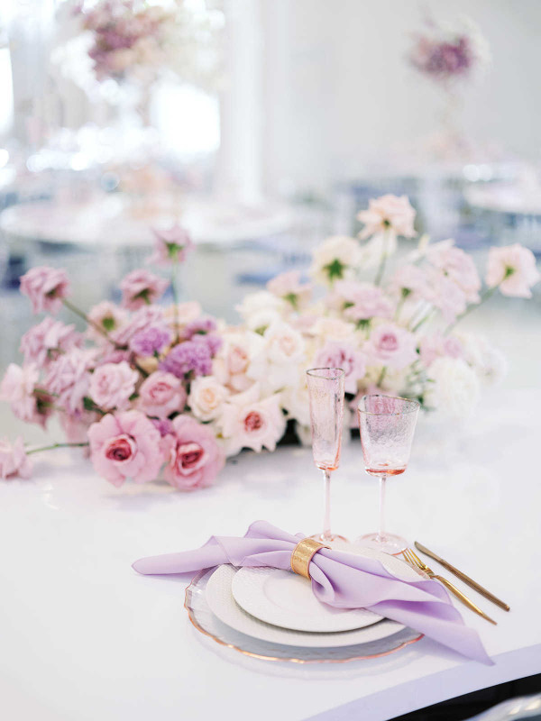 Элегантная свадьба в окружении роз