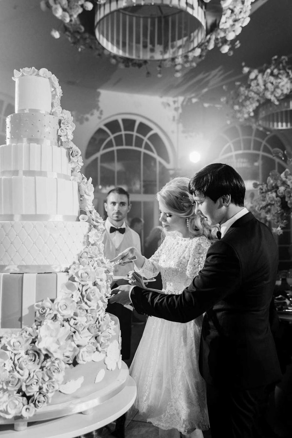 Элегантная свадьба в окружении роз