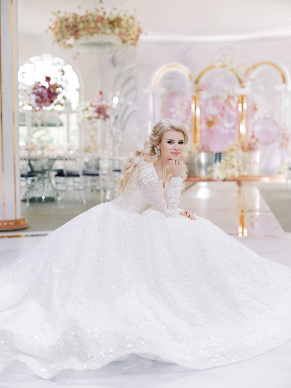 Элегантная свадьба в окружении роз