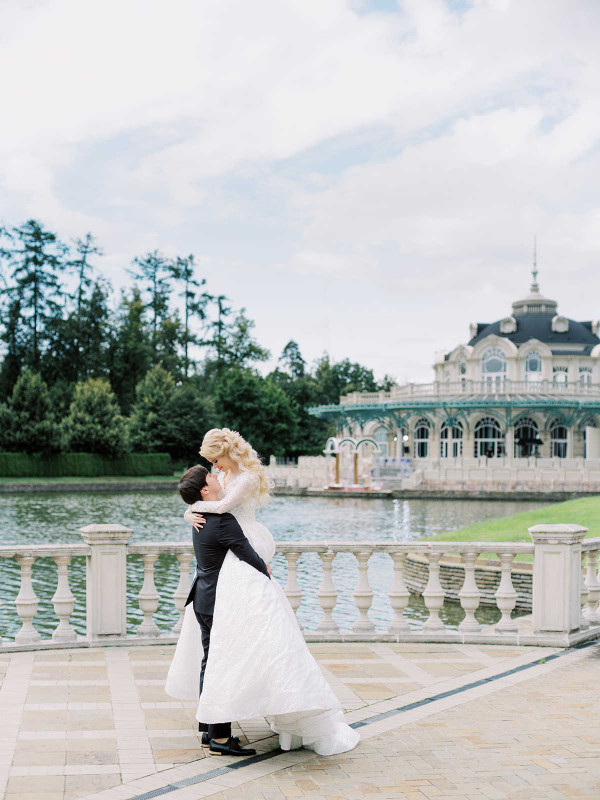 Элегантная свадьба в окружении роз