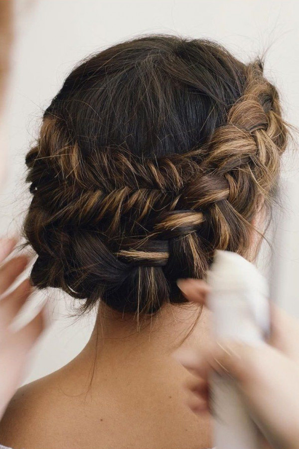 Свадебные укладки с косами для романтичных натур
