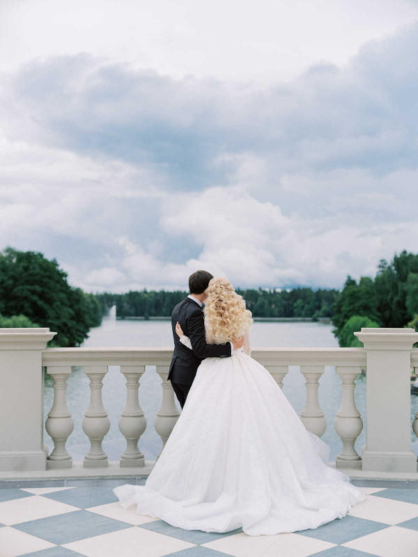 Элегантная свадьба в окружении роз