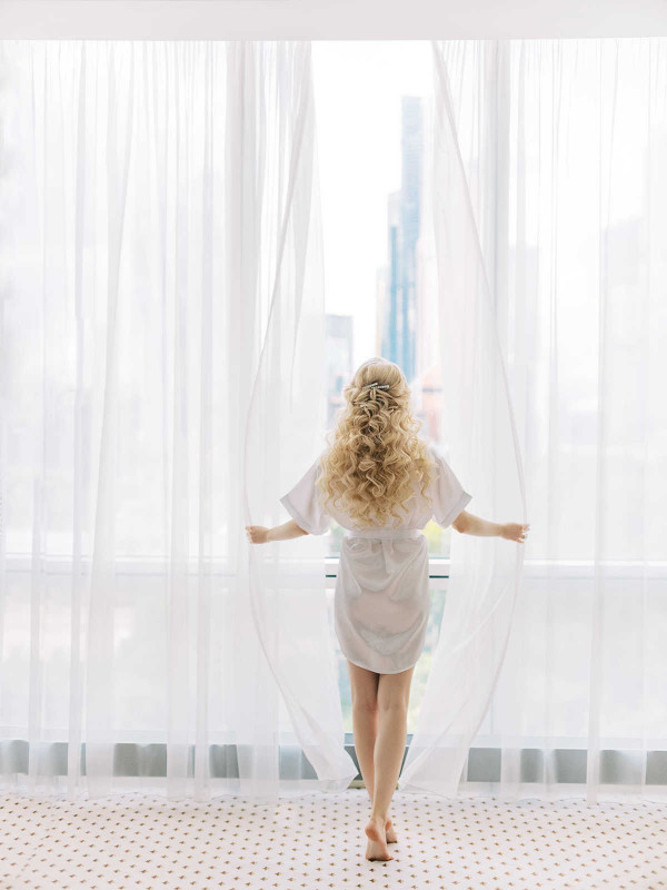 Элегантная свадьба в окружении роз