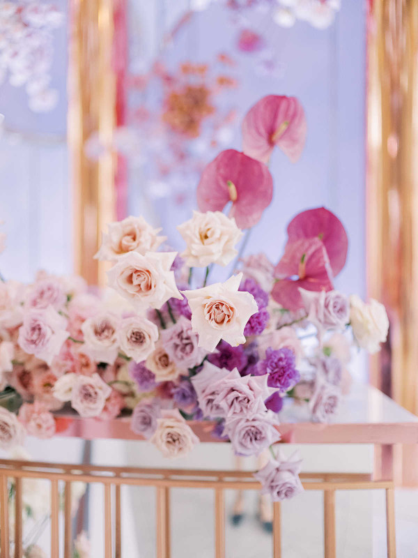 Элегантная свадьба в окружении роз