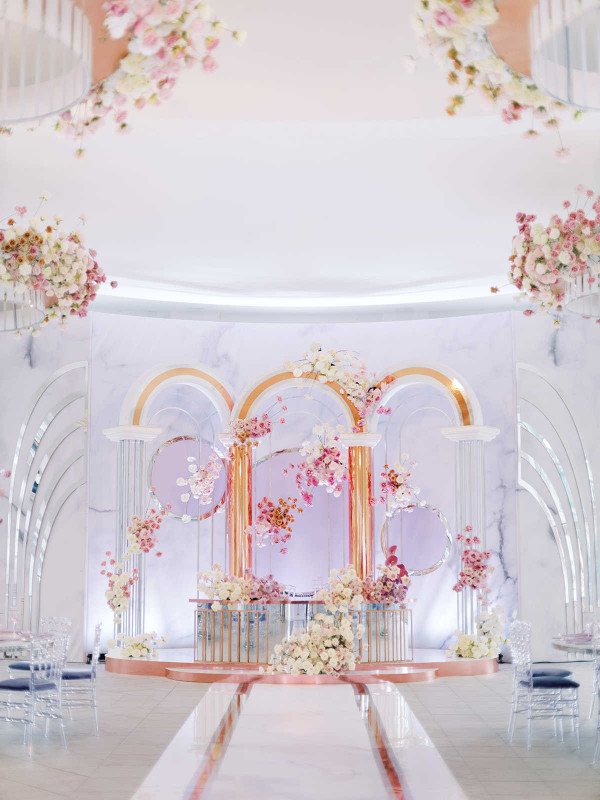 Элегантная свадьба в окружении роз