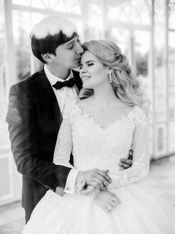 Элегантная свадьба в окружении роз