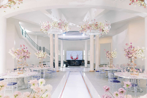 Элегантная свадьба в окружении роз