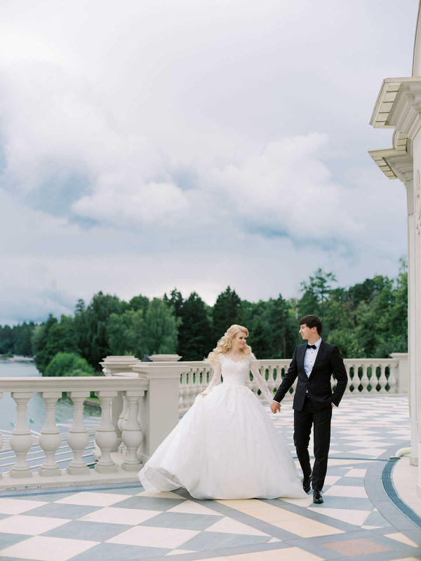 Элегантная свадьба в окружении роз