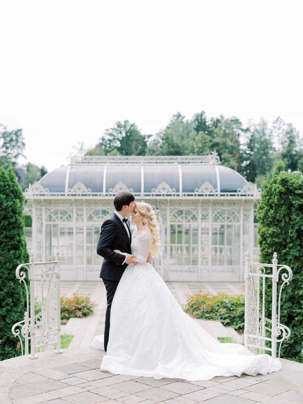 Элегантная свадьба в окружении роз