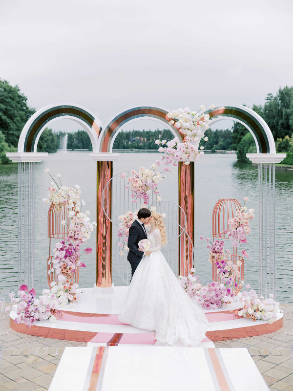 Элегантная свадьба в окружении роз