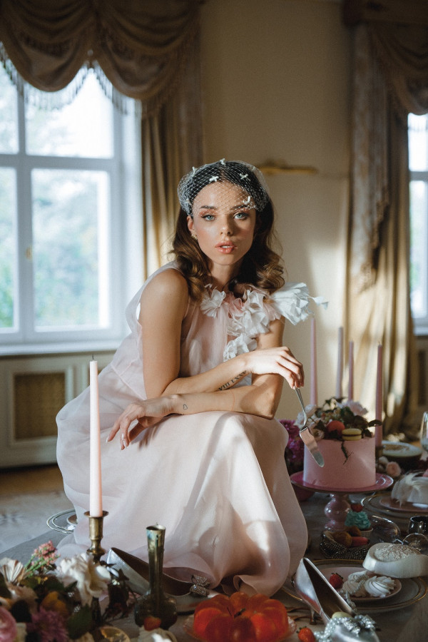 Игривая или серьезная? Два образа невесты в