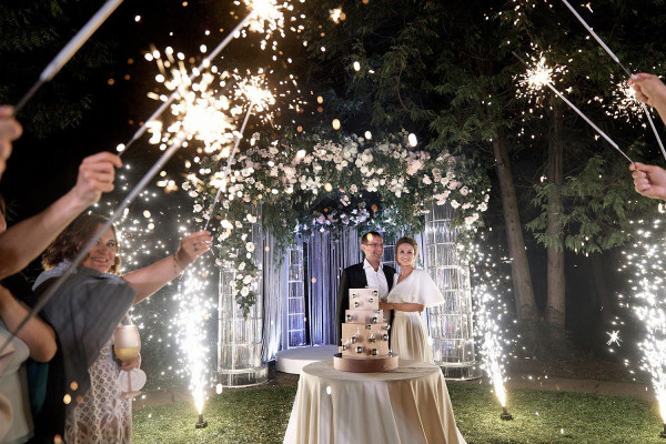 Солнечная летняя свадьба с церемонией на природе