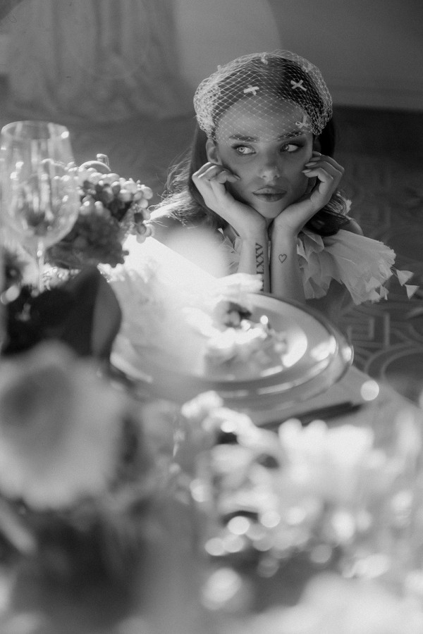 Игривая или серьезная? Два образа невесты в