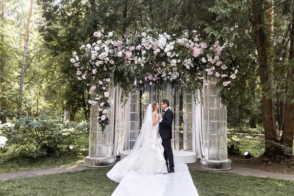 Солнечная летняя свадьба с церемонией на природе