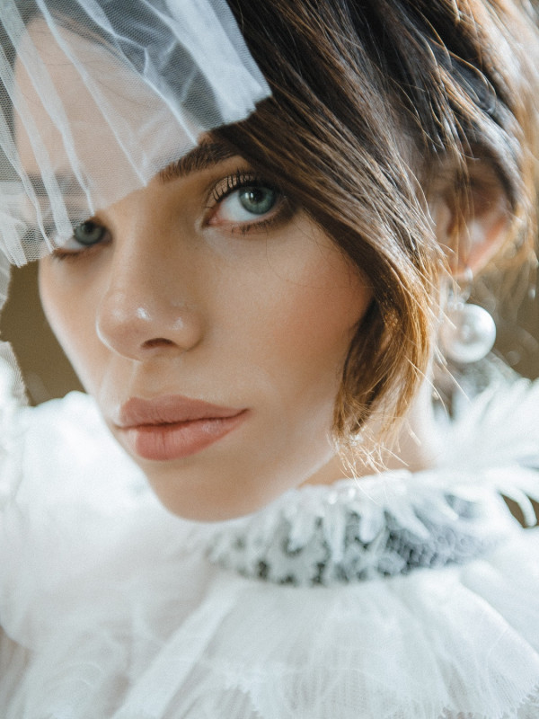 Игривая или серьезная? Два образа невесты в