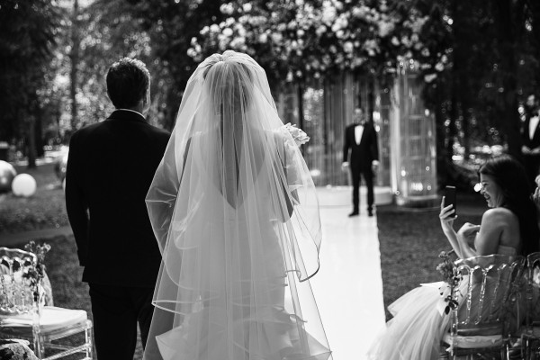 Солнечная летняя свадьба с церемонией на природе