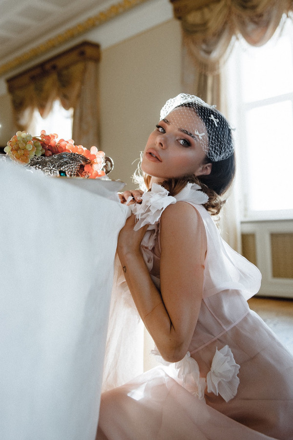 Игривая или серьезная? Два образа невесты в