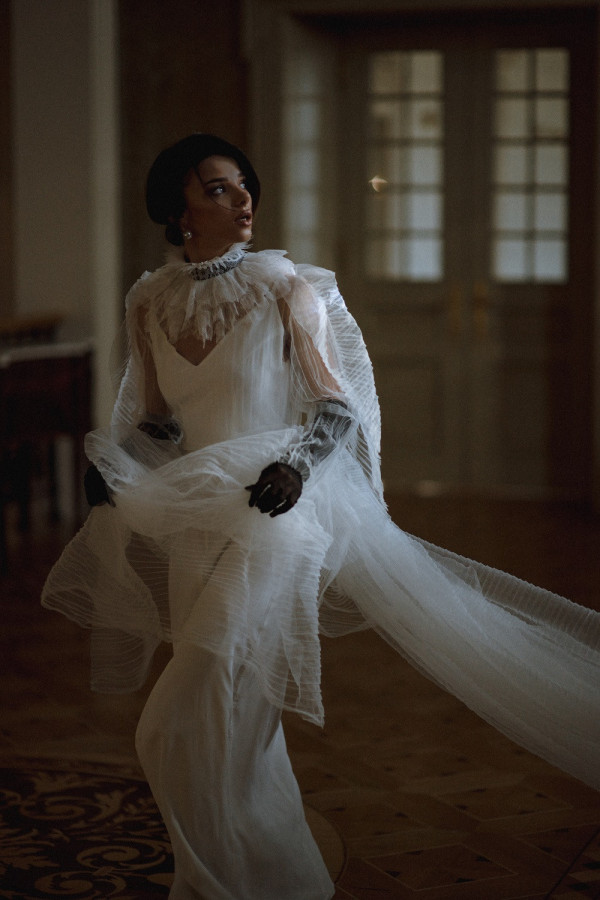 Игривая или серьезная? Два образа невесты в