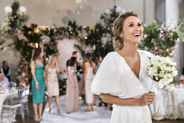 Солнечная летняя свадьба с церемонией на природе